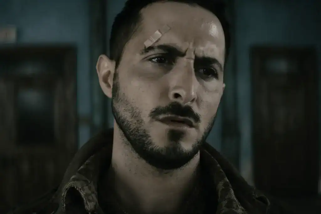 Homme pensif avec pansement au sourcil